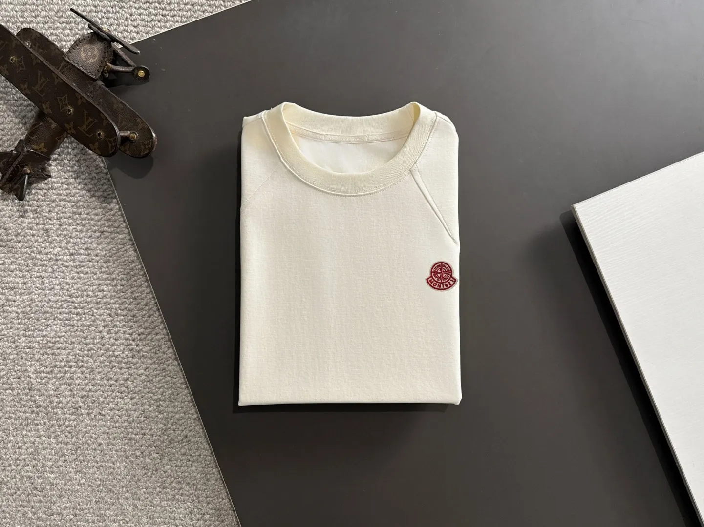 Next day shipment P300 High version Stone lsland/Stone Island 25ss spring and summer new high-end T-shirt Made with machines imported from Italy. Truly the most luxurious and high-quality style that you can wear with your eyes closed. Heavy combed fabrics. High-strength and heavy-weight fabrics feel substantial when weighed. The upper body is more textured than ordinary T-shirts and is not easy to deform. This texture can cope with the weather, absorb sweat and breathable, and is suitable for both hot and cold conditions! Perfectly produced with reference to the original stitch and stitch! The loose fit design is super noble. Custom-woven signature ribbed collar, cuffs, and hem. Really rare and rare goods Size: M-XXXL